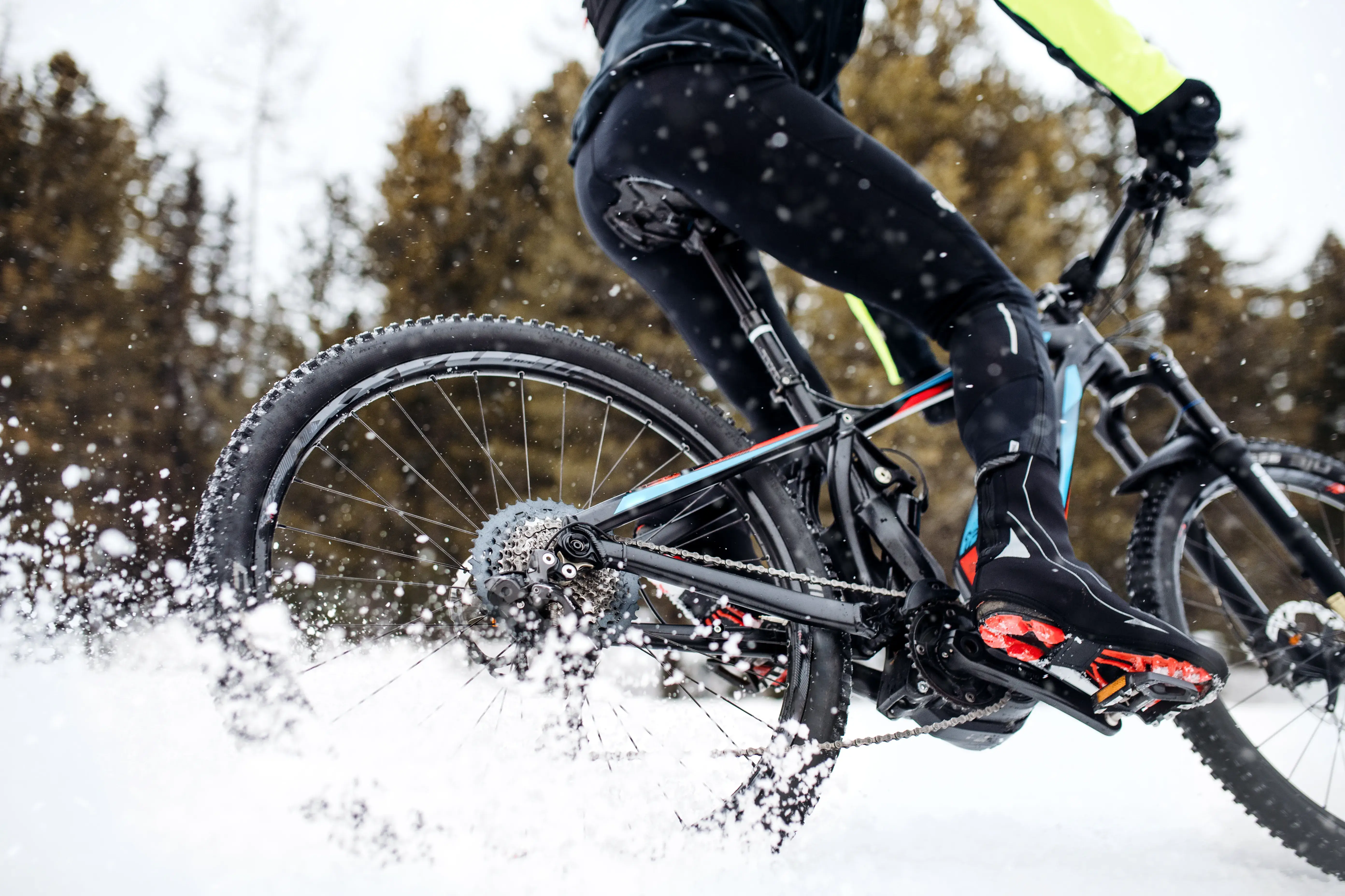 Mann fährt im Schnee Fahrrad