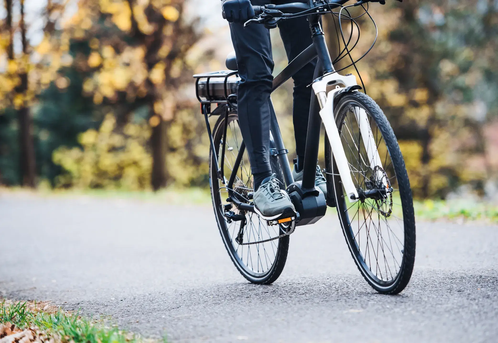 Mann fährt Fahrrad mit einem E-Bike